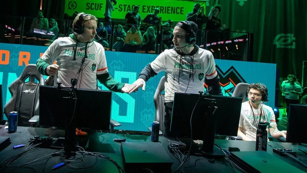 Havok low fiving Florida Mutineers teammate