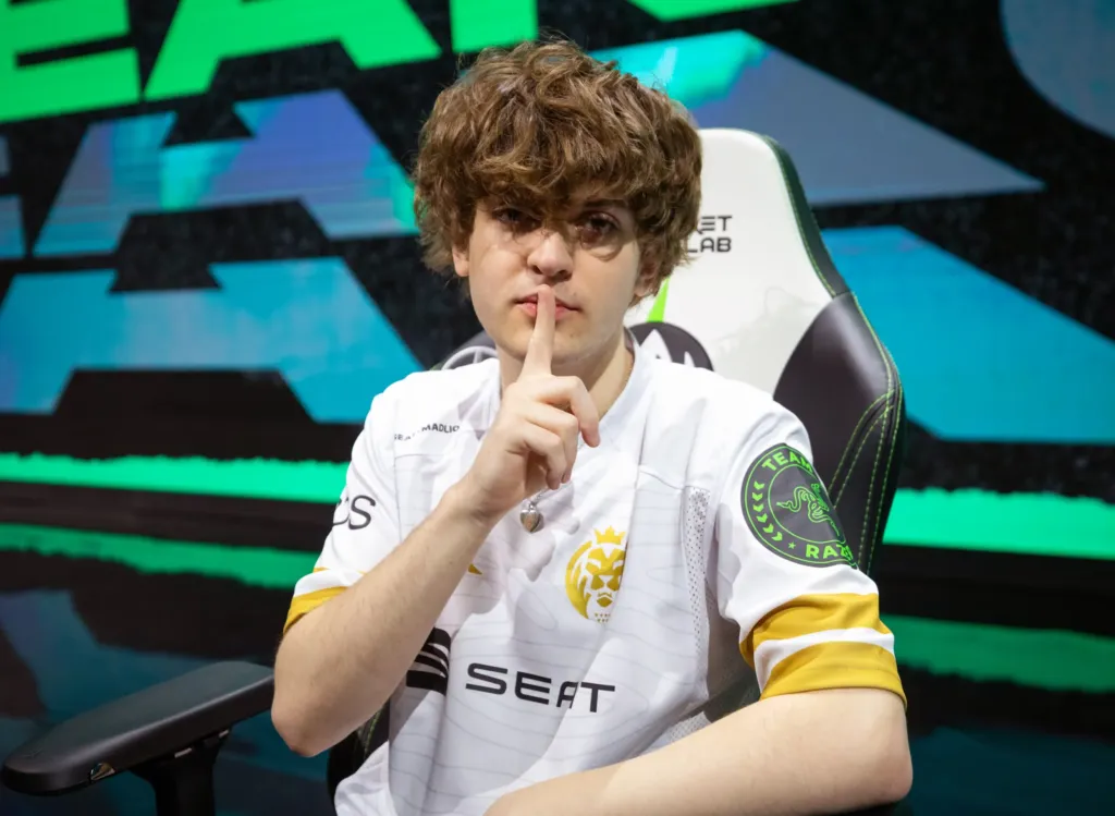 Carzzy shushes the camera at 2012 MSI