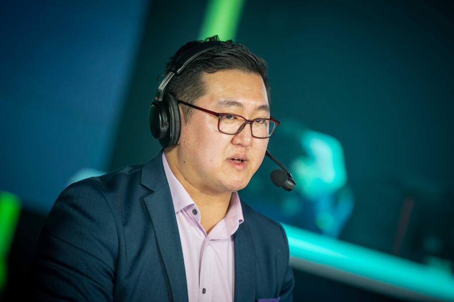 AVRL commentates an Austrailian Overwatch Contenders match.