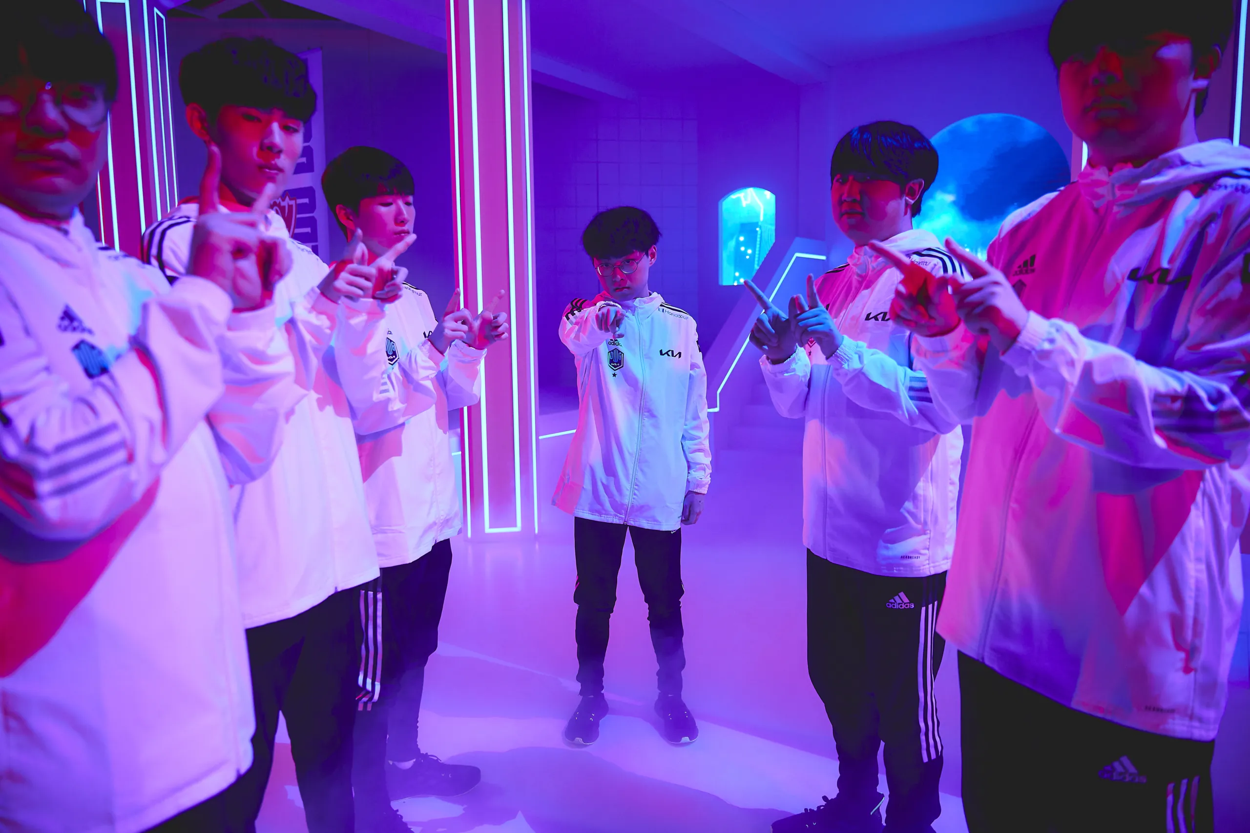 DWG KIA, all pros who have been practicing for Worlds on the European server