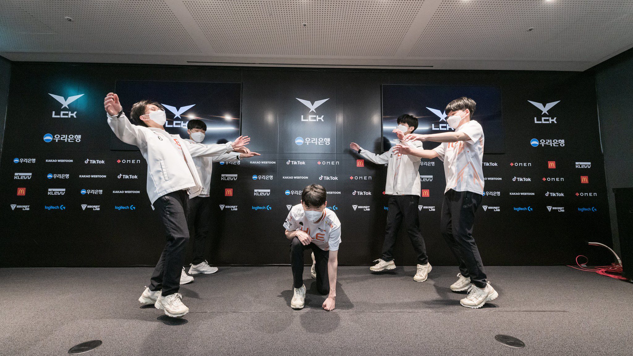 Hanwha Life Esports pose after qualifying for Worlds 2021