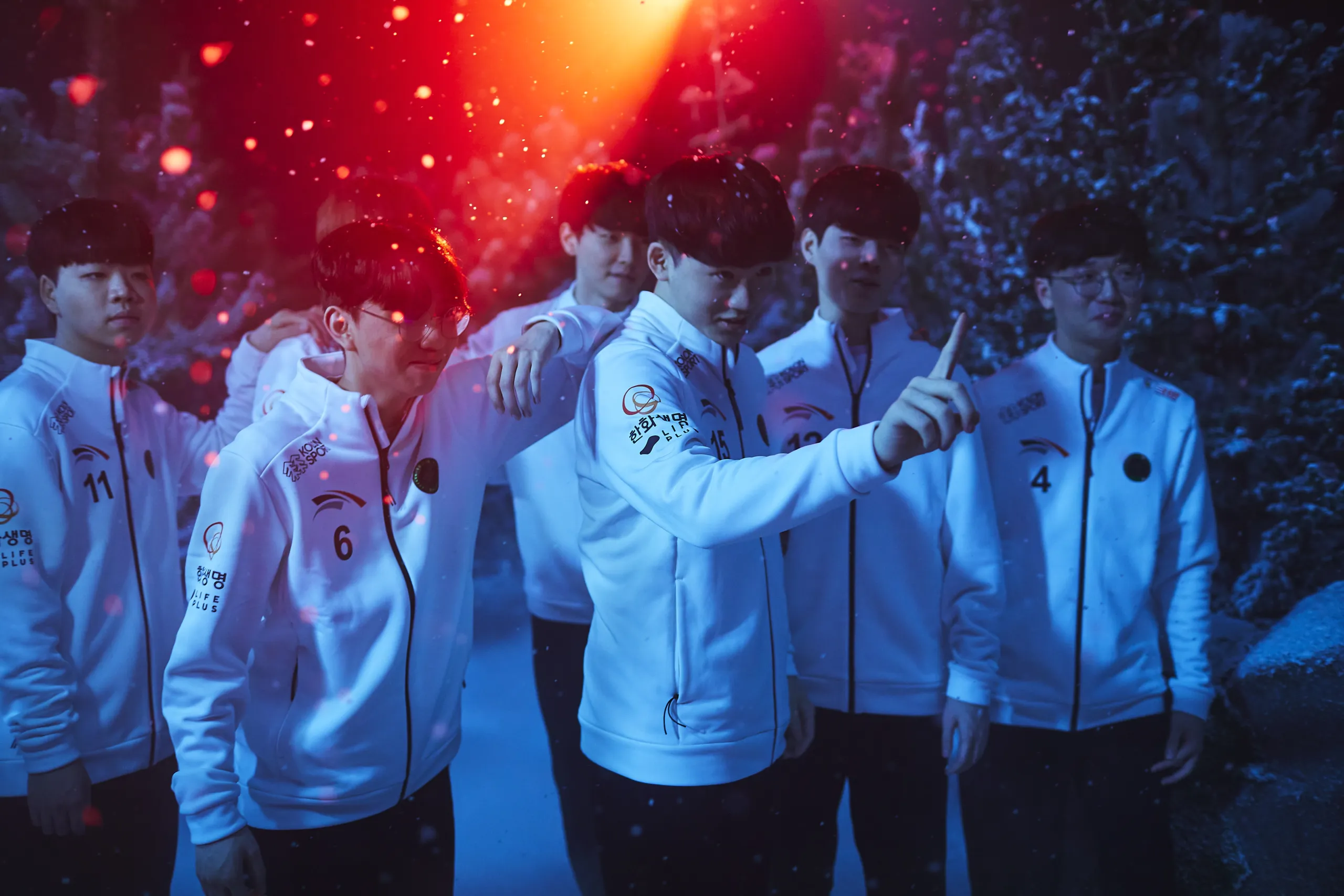 The players from Hanwha Life Esports pose in the snow at Worlds 2021
