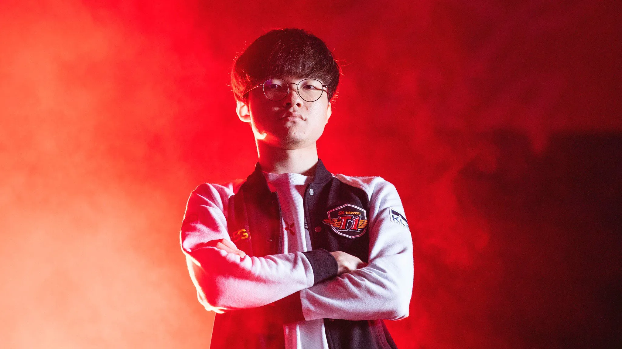 Faker in a T1 jacket surrounded by red light chasing the bag
