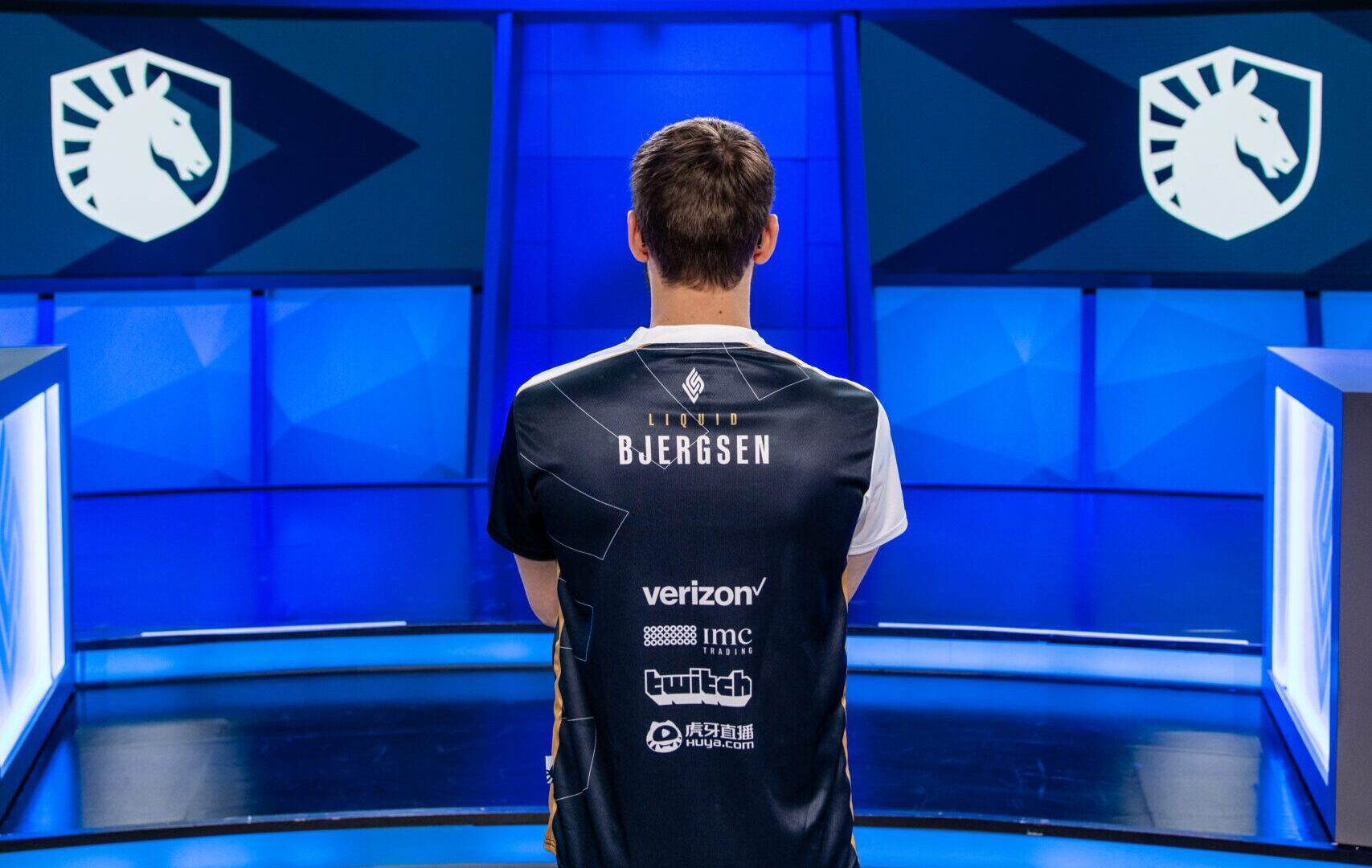 Bjergsen in the studio with Team Liquid surrounding him