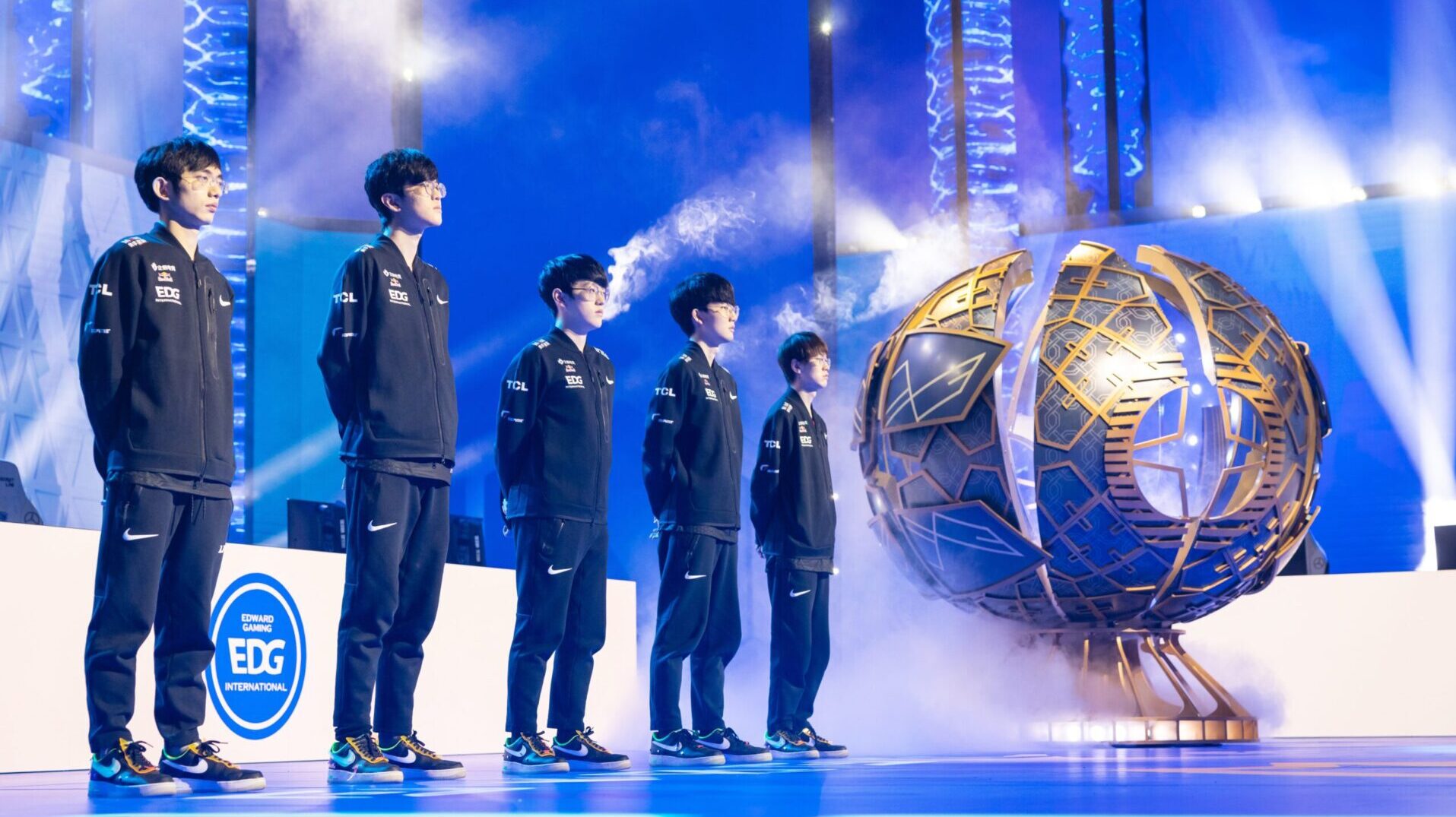 Edward Gaming stand alongside the Worlds 2021 trophy
