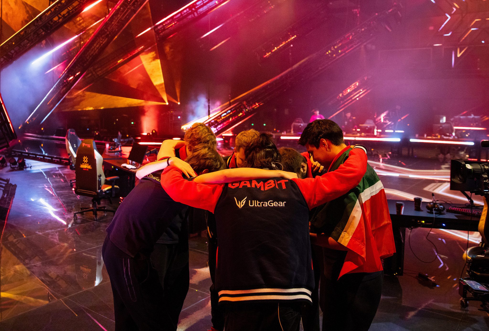Gambit huddle on the semifinal stage.
