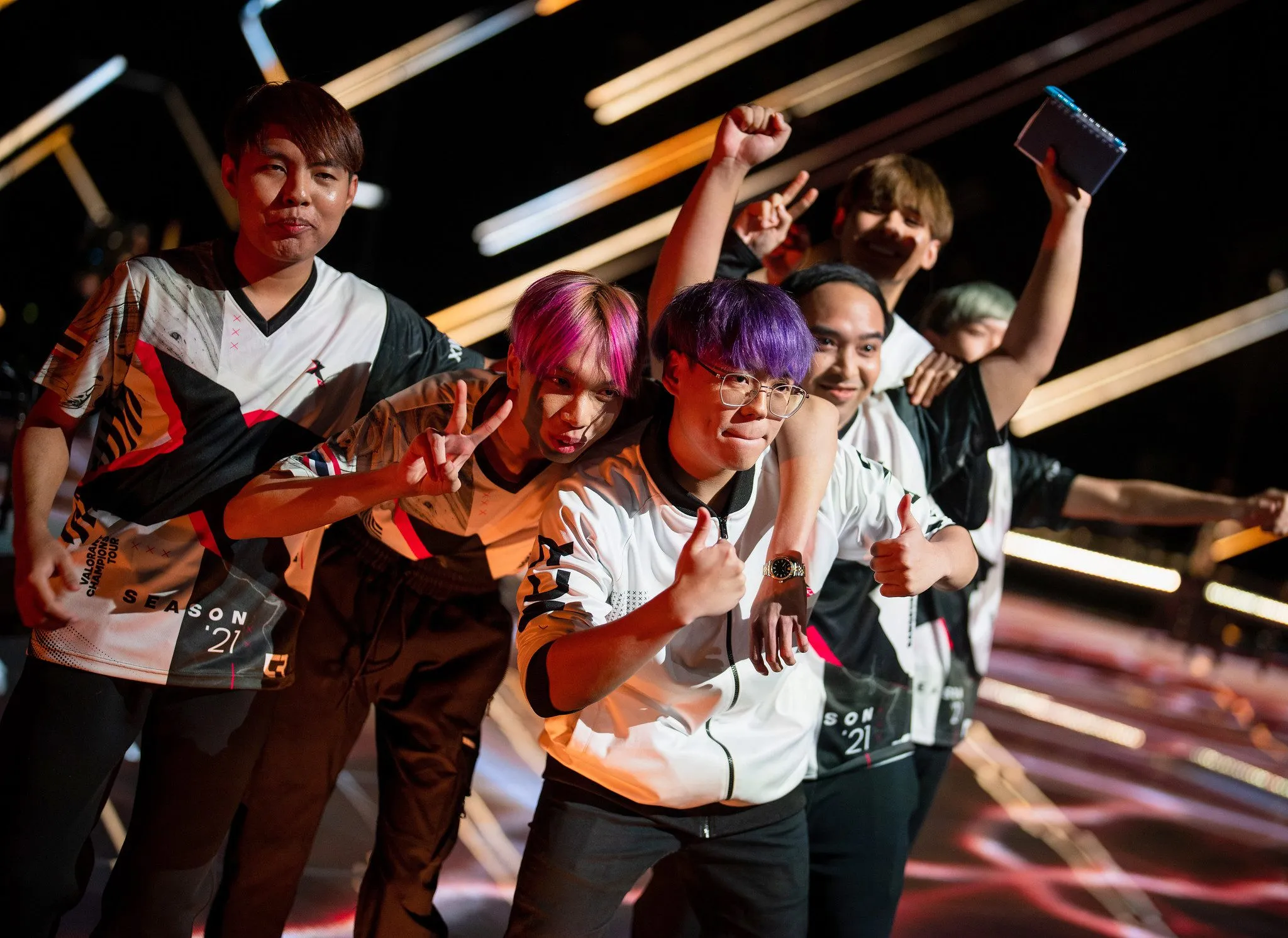 X10C Esports, Itthirit "foxz" Ngamsaard, Panyawat "sushiboys" Subsiriroj, Nutchaphon "sScary" Matarat, Thanamethk "Crws" Mahatthananuyut, Patiphan "Patiphan" Chaiwong POTSDAM, GERMANY - DECEMBER 6: X10C Esports poses on stage after a victory match at the VALORANT Champions Groups Stage on December 6, 2021 in Potsdam, Germany.