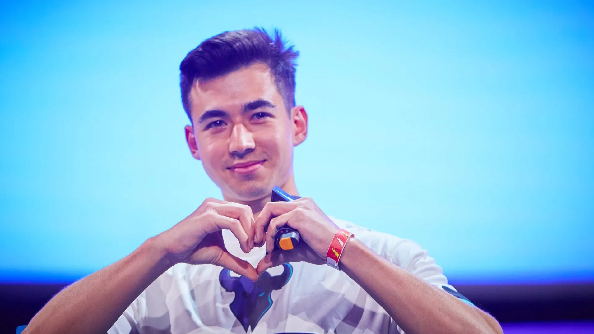Attach showing love to fans at the Stage 5 Major