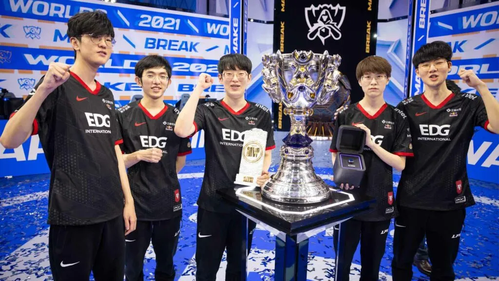 EDG with the Worlds 2021 trophy
